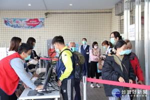 民眾入院必須提供健保卡查詢旅遊史。