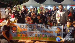 北港警分局配合燈會加強周邊道路交通疏導及巡邏，預防犯罪宣導團亦設攤教導民眾反毒詐及防範犯罪的重要性。