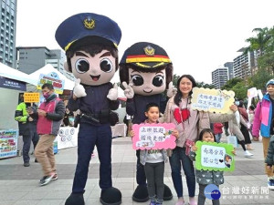 「2020臺北燈節」在南港　警察娃娃交通宣導發放鼠年燈籠（圖／南港分局提供）
