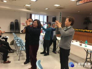 趙聆惠科長宋市長指導大家正確洗手。（記者扶小萍攝）