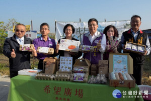彰化縣長王惠美力挺農友，參訪芳苑御品園雞蛋放牧式友善飼養，雞蛋營養價值極高。
