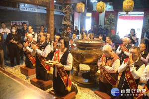 今日於芳苑福海宮舉行媽祖祈福文化節擲筊求日儀式，由縣長王惠美擲茭擇日，媽祖聖示媽祖文化節將結合王功余火潔共同舉辦，訂於2/20再擲筊決定舉辦之正確日期。圖／彰化縣文化局提供