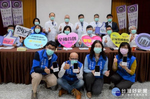 臺大醫院雲林分院與雲林縣政府攜手合作，全國首創居家隔離檢疫通訊診療流程，運用遠距與科技的便利性，讓醫療照護零距離。