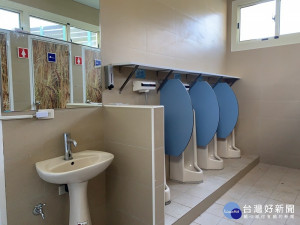 大雅麥根小學堂的廁所經過修繕後，空間明亮還有輔助扶手等設施。（圖/台中市政府環保局）