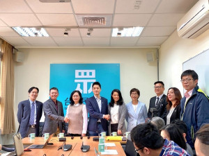 由於武漢肺炎疫情影響，行政院已表示正研擬一系列紓困方案，其中包括刺激消費的「振興抵用券」等措施。在13日的立法院國民黨黨團拜會台灣民眾黨的場合中，兩黨皆表示「振興抵用券」相關政策會大方向支持。（圖／立法委員林為洲Facebook）