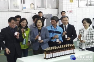 蔡英文總統視察隆田酒廠酒精生產線。