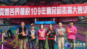 台中農改場洪副場長頒獎表揚優秀農民（圖／記者吳素珍攝）