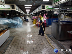 非營業時間地板清洗（圖／台北市市場處提供）