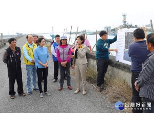 口湖鄉牛挑灣溪左岸水防道路路面破損嚴重，縣長張麗善會同縣議員蔡孟真及鄉公所現勘改善，維護鄉親出入安全。