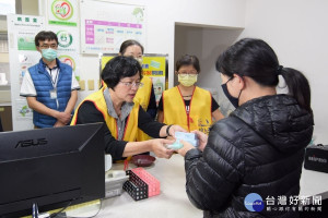 彰化縣27所衛生所加入口罩販售實名制開跑，縣長王惠美於是查中為民眾發送口罩。