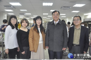 .建國科大校長江金山(右二)歡迎小松大學漢語老師岩田禮(右一)、學生代表牧帆乃佳(左二)中間為應用外語系吳品湘主任，左一為林麗華老師。