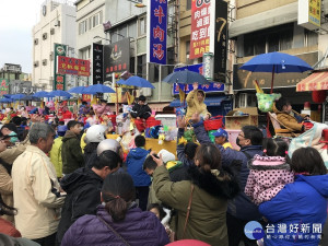 民眾搶撿神童丟下的糖果。