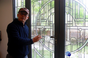 芳仕璐昂琉璃藝術館入口門上有兩位公子小手印。（記者扶小萍攝）