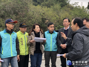 雲林農田水利會會長洪國浩〈左5〉與立委羅美玲〈左3〉、集集鎮長陳紀衡〈左4〉、南投縣議員陳昭煜，共同會勘集集鎮永昌里的集集大圳。
