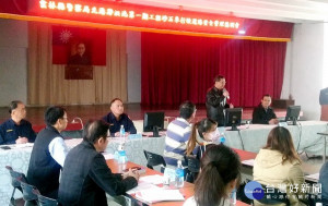 北港滯洪池工程造成路損、揚塵及交安等問題，民怨四起，北港警分局召開協調會，強化法規宣導及雙向溝通。（記者陳昭宗拍攝）