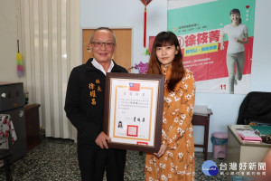 民進黨徐筱菁遞補苗縣議員　徐耀昌頒發當選證書（圖˙／苗栗縣政府提供）