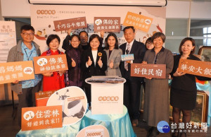 雲縣府加碼辦理「住雲林抽汽車」活動，由縣長張麗善等人抽出汽車等大獎得主，有效帶動雲林的觀光消費經濟產值。（記者陳昭宗拍攝）