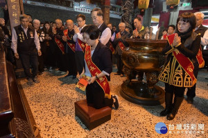 王功漁火節暨媽祖祈福文化節擲筊祈福擲筊擇日，縣長王惠美一直「擲無筊」。