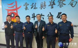 斗六警友辦事處副主任李銘洲公開表揚績優員警，勉勵能再接再厲，肩負起打擊犯罪維護地方治安的重任。（記者陳昭宗拍攝）