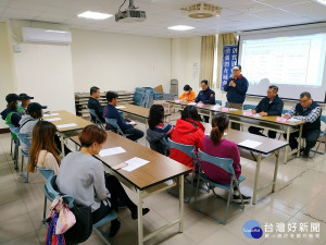 集集警察分局辦理109年日月潭地區治安交通法令宣導活動。