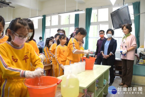 縣長王惠美關心校園防疫整備視察學童漂白水使用情形。