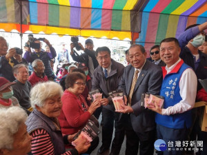 康那香企業戴榮吉董事長捐贈口罩回饋鄉里。
