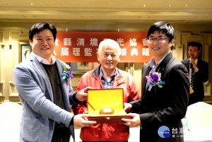 南投縣清境觀光協會第7、8屆理事長交接，在投縣觀光處長王源鍾主持監交下，新任理事長蔣政緯(右)從卸任理事長魏振宇手中接下印信後正式走馬上任。