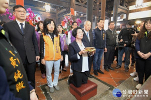 彰化縣長王惠美擲筊請示龍王祭辦理日期，現場有彰化縣龍舟委員會主任委員凃淑媚議員、彰化縣議員黃俊源、鹿港鎮長許志宏、福興鄉長蔣煙燈、鹿港龍山寺管委會主委施輝雄等人共同向觀世音菩薩及龍王尊神請示。