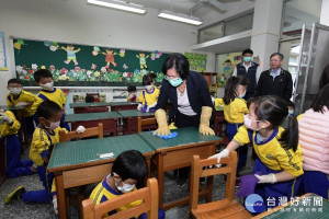 開學日，王惠美取消開學典禮改用廣播視訊、環境清潔加強防疫。