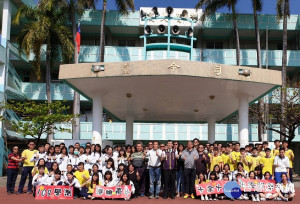港明高中今分享放榜喜悅大合照。