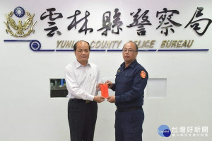 雲林縣警察局長顏旺盛公開表揚北港警分局3名阻詐有功員警，除頒發獎狀及獎金鼓勵，對於員警能認真機警、秉持團隊精神及合作無間的優異表現亦予以高度肯定。