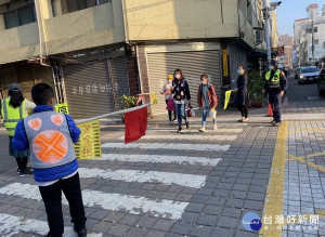 北港警方鑑於往年開學日交通狀況，特編排警力於接送學童最密集時段，前往執行交通疏導、路況查報及取締違規停車，全力維護學童上、下學安全。