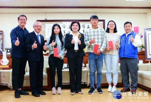雲林縣長張麗善與代表雲林家扶的三位大專生相見歡，並與雲林家扶主委陳燦勳及廖志文主任共同為家扶學子加油。