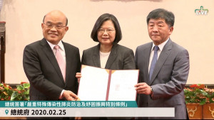 立法院院會今（25）日三讀通過「嚴重特殊傳染性肺炎防治及紓困振興特別條例」，傍晚17時半總統蔡英文（中）也在總統府內正式簽署該項法案，預計3日內正式生效。（圖／總統府YouTube）