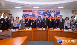 桃園市政府積極推動大手牽小手策略聯盟，與會人士在「桃園市頂尖教育計畫合作備忘錄簽約」儀式中合影。