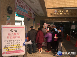 南投醫院在外面設防疫措施先確認旅遊史等。（記者扶小萍攝）