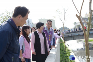 縣長王惠美視察石笱排水第五期工程，縣府水資處長陳詔慶說明植披情形。