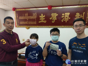 徐忠祿（左一）指導母校苓和國小學弟妹如何將醫療口罩套進口罩套。