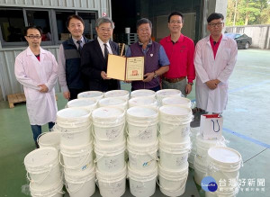頂宏生技公司捐助「次氯酸水」給縣轄的醫院、學校與機關單位等，北港媽祖醫院院長吳錫金特親赴感謝江春暉董事長的義舉，嘉惠雲林鄉親。
