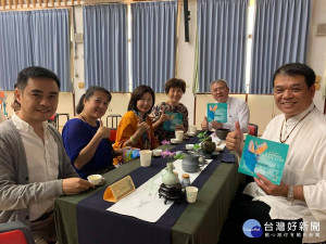 透過茶會的方式，分享神傳文化歸來。