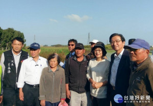 立委蘇治芬邀集農委會謝勝信處長、雲林水利會洪國浩會長等人會勘數條農水路，建議整體規劃並畫設示範區，將爭取前瞻經費辦理系統性農水路改善工程。