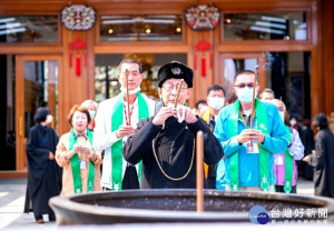 大華嚴寺鹿谷道場「2020全球息災準提佛母法會」祈福活動，由大華嚴寺導師 海雲和上(中)帶領大家祈請準提佛母護佑眾人遠離疾病，與守護世間所有苦難眾生。