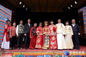 文化部蕭宗煌次長(右1)與「戲苑‧遊藝_南韻悠揚喜迎親」活動人員，讓今日活動喜氣洋洋。