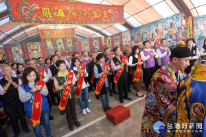 彰化縣長王惠美與13間宮廟主委，一同隨法師開香，期能除疫消災、祈安眾生、護佑百姓。 