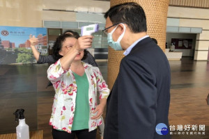 李泳龍校長量體溫。
