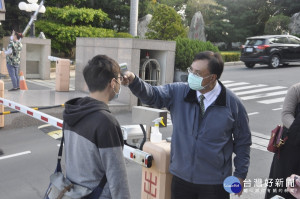 防疫如作戰，建國科大江金山校長親自率隊為師生量體溫。