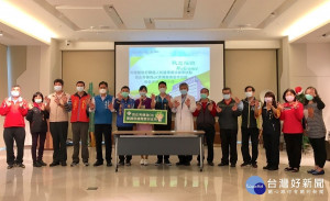 彰化秀傳醫院楊基滐與參與防疫宣導短片拍攝的彰化市民代表會主席陳文賓 、曹幸財 桃源里 里長、王進福 大同里里長、陳志忠 華北里里長、石佳正 南瑶里 里長、王勝和延和里里長、陳芝佑 南興里里長、趙慶忠西安里里長、邱逸傑 彰安里 里長
、蔡耀叁 光南里 里長、
蔡美香 介壽里 里長、陳雯嘉 延平里 里長、陳義會 建寶里 里長、鄭景芳 福安里 里長等人。