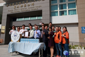 員榮醫療體系捐贈住警器給消防局西區分隊，彰化線消防二大隊大隊長 徐文聰 、彰化線消防二大隊員林西區分隊分隊長 黃偉良、彰化縣義消第二大隊大隊長 翁賜川、員榮醫療體系員生醫院院長 郭武憲等人。