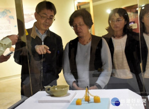 蔡慶良博士（左）為彰化縣長王惠美（中）介紹本次展出文物黃玉髓三連章 玉鳳柄洗。右為彰化縣文化局長張雀芬。