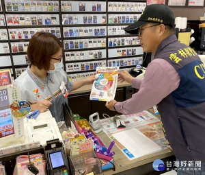 北港警方鑑於詐騙案層出不窮，由偵查隊長鄧家福率員前往各金融機構、超商及車站「發傳單」，籲請全民當柯南，若因而偵破案件還可獲得獎金一萬元。